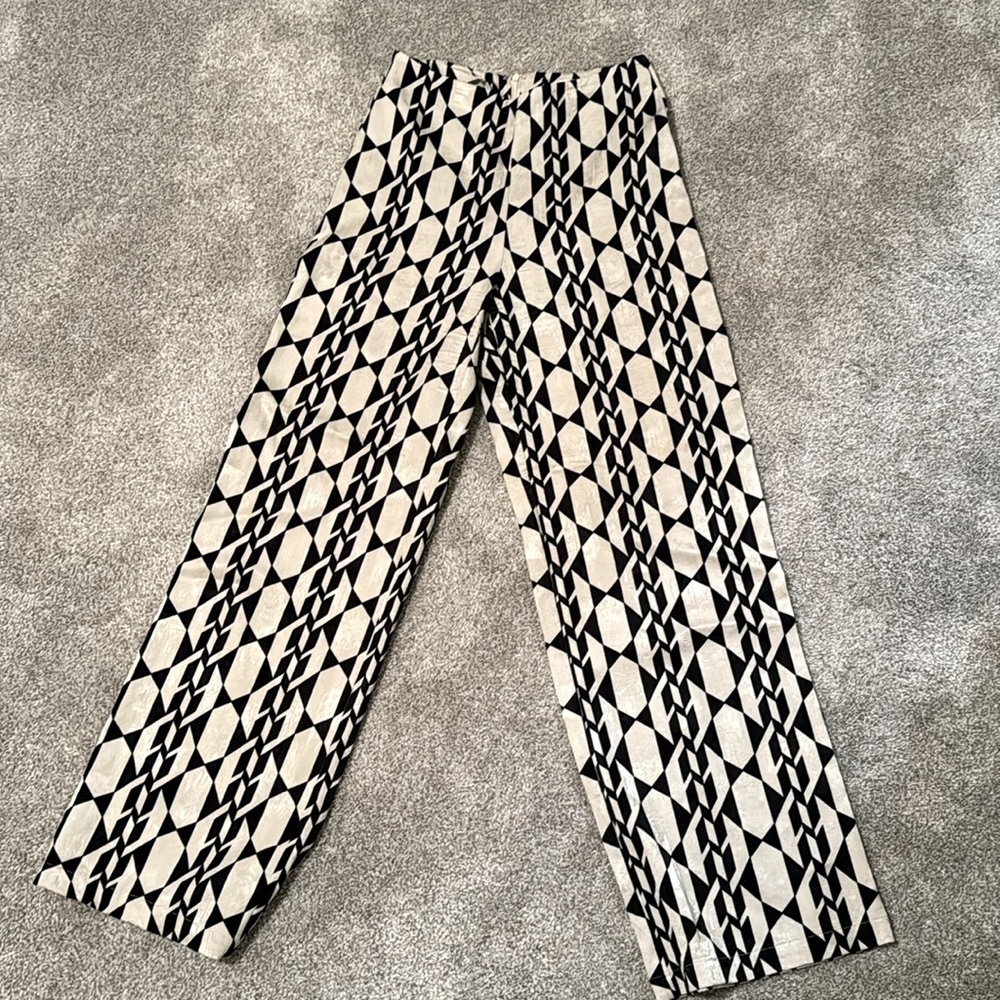 Her entire name says grace, fitted high waist pants, black & cream small